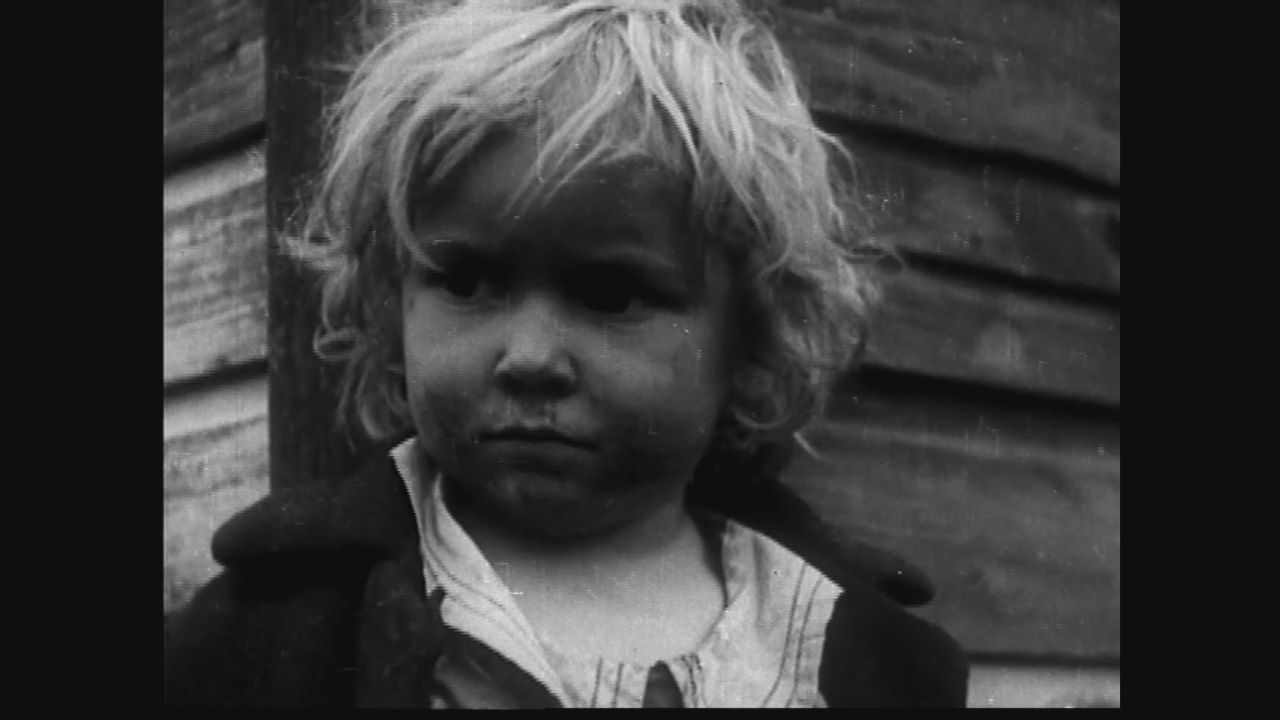 Gros plan d'un enfant au visage grave, image d'archive