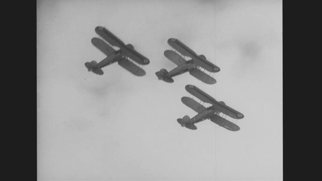 Trois biplans en formation dans le ciel, images d'archive