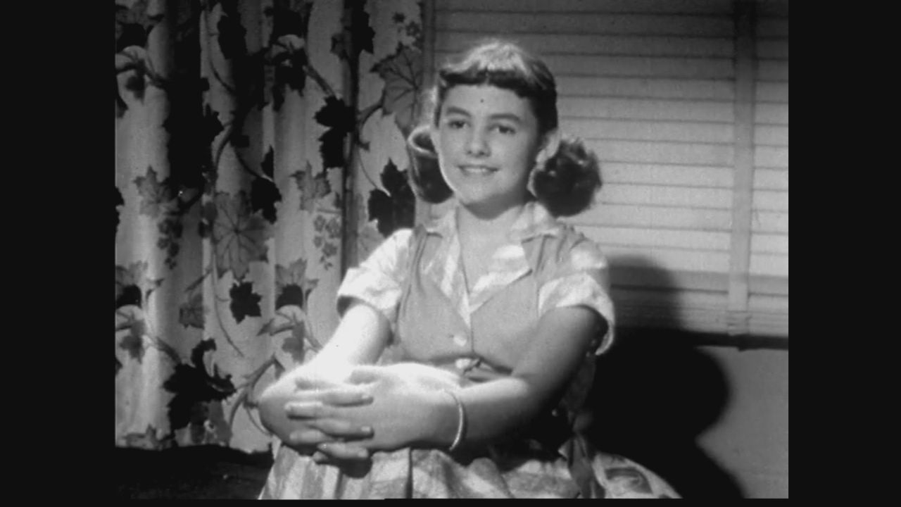 Jeune fille souriante des films éducatifs américains des années 1950