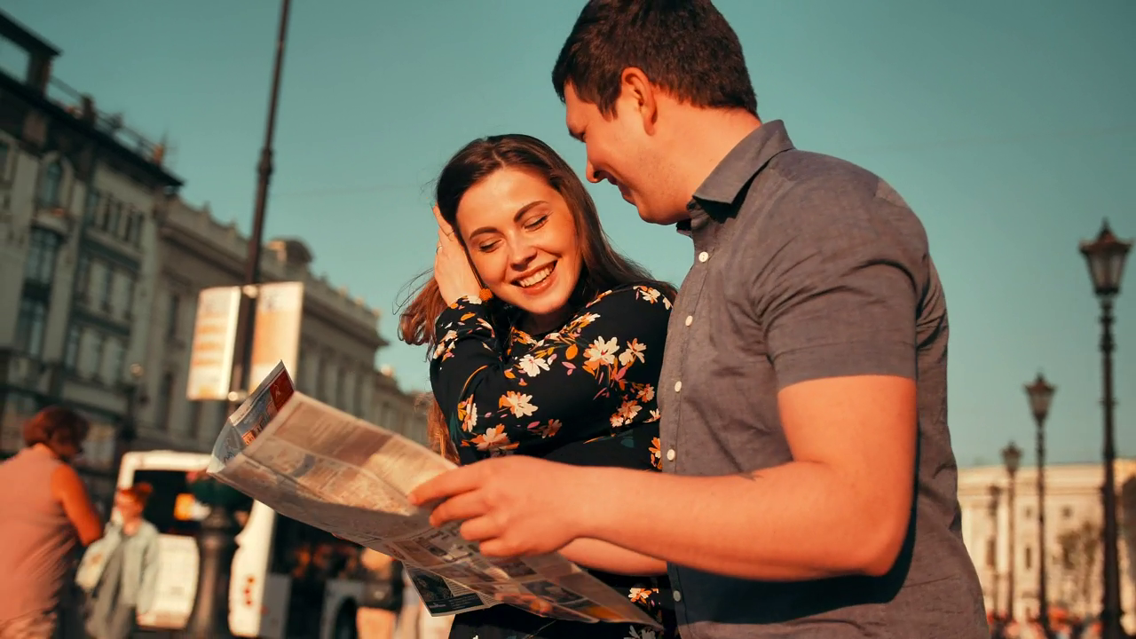 Couple souriant consultant une carte, image de banque