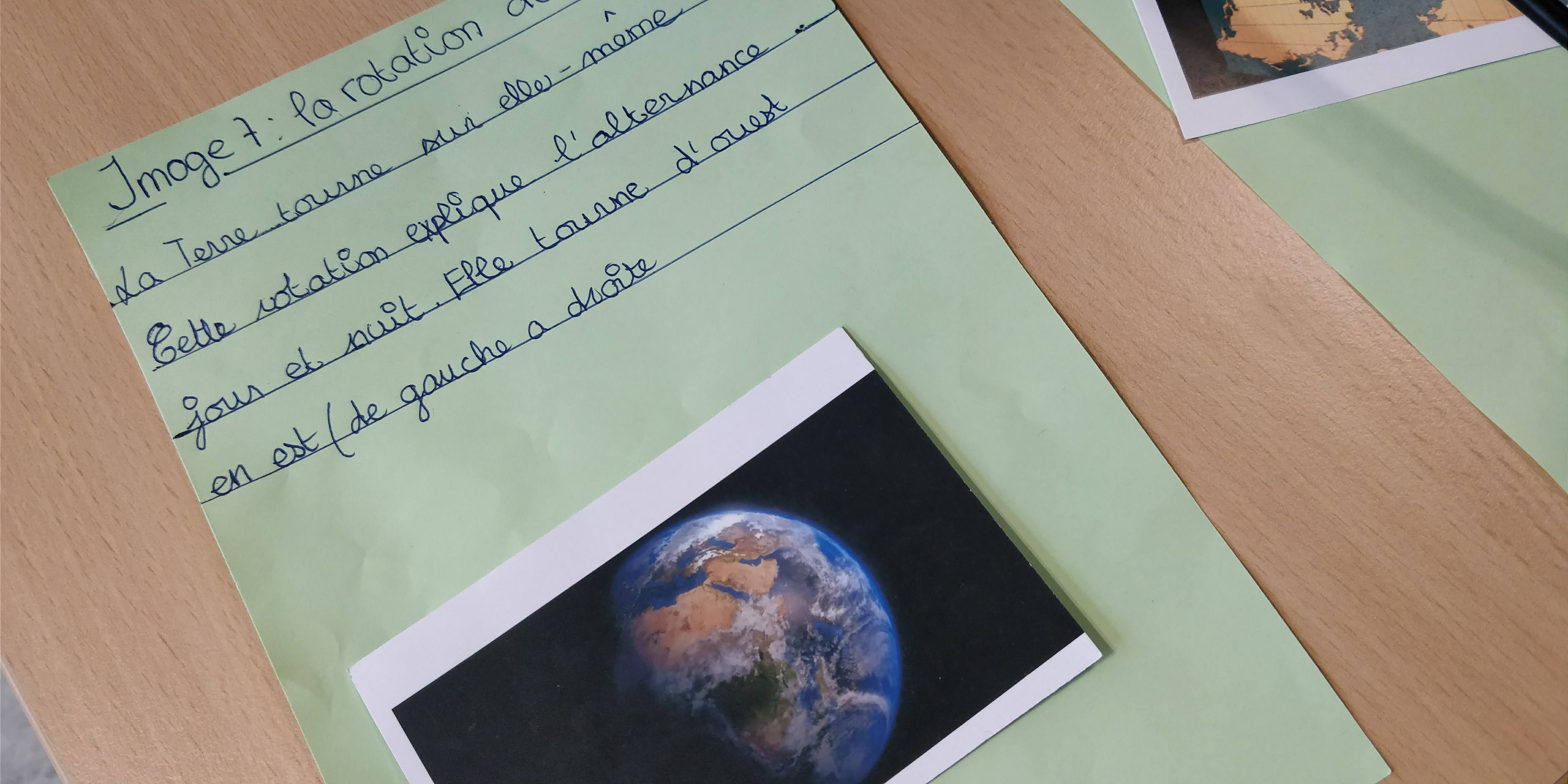 Un élève explique la rotation de la Terre