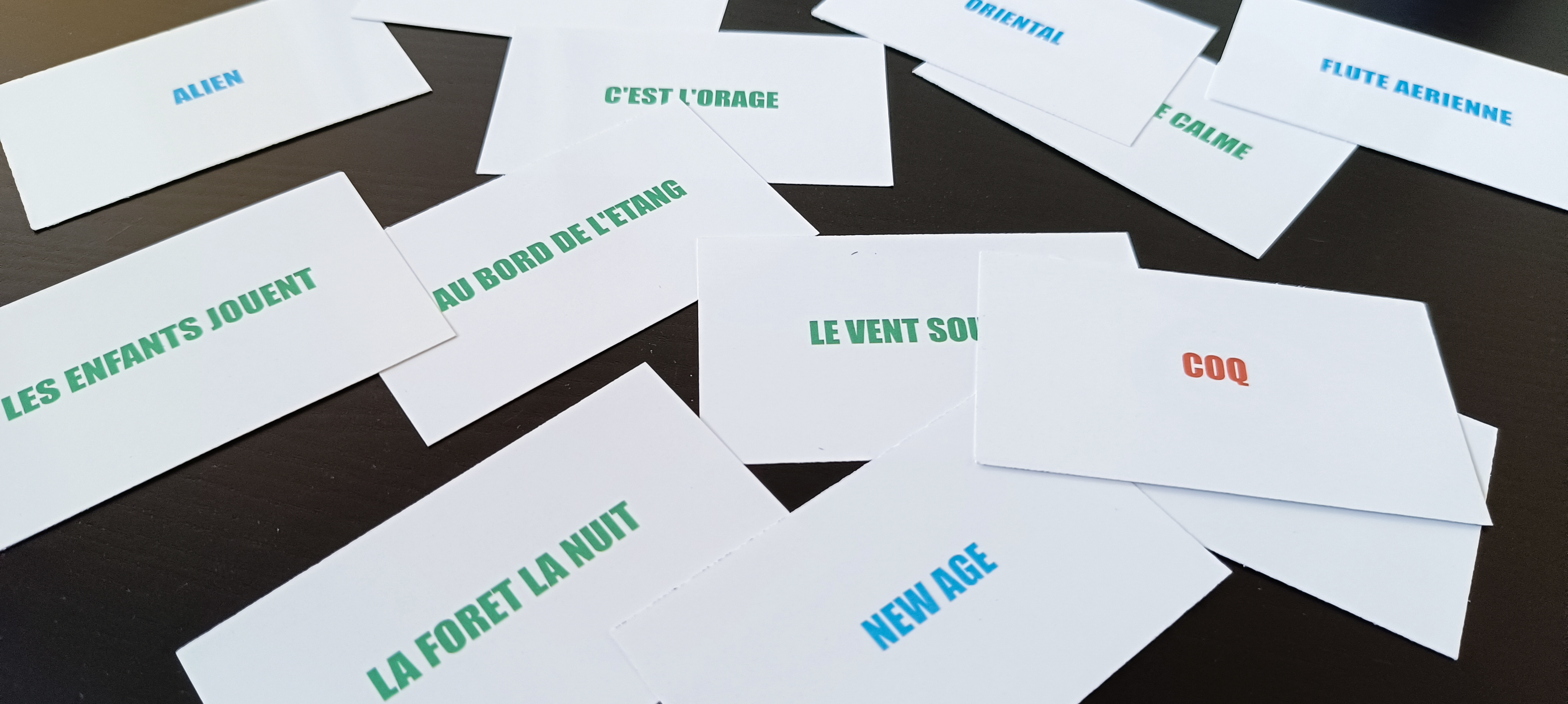 Cartes son de l'atelier sonorisation étalées sur une table : ambiances, bruitages et styles musicaux