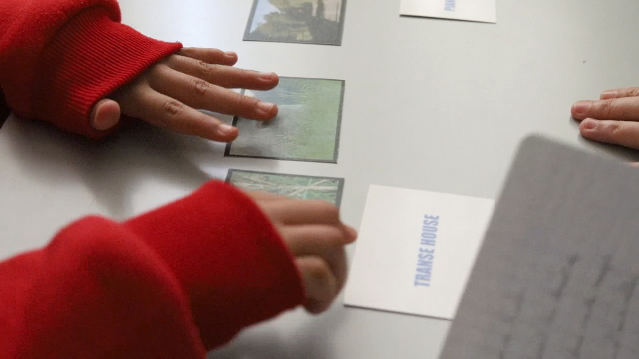 Deux enfants comparent leurs cartes images