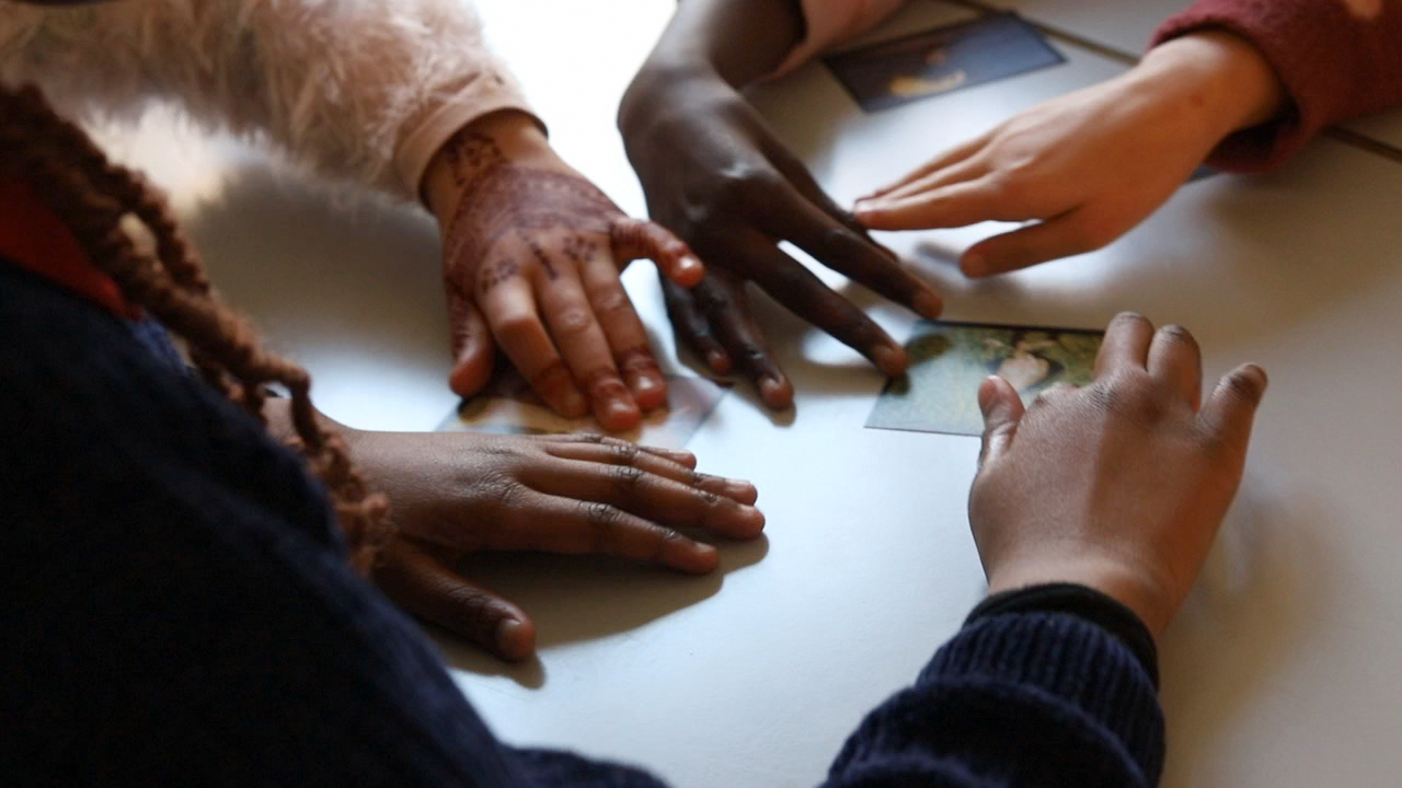 Des mains manipulent une carte du corpus